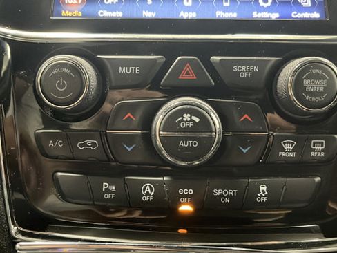 Used 2020 Jeep Grand Cherokee Limited w/ Luxury Group II AWD/4WD image 18