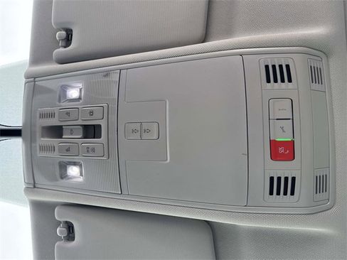 Used 2020 Volkswagen Tiguan SE w/ Panoramic Sunroof Package image 23