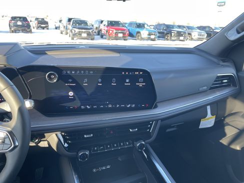 Used 2025 Chevrolet Suburban High Country image 16