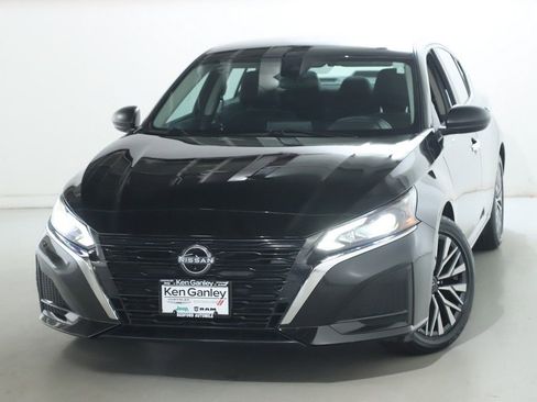 Used 2025 Nissan Altima 2.5 SV FWD image 3