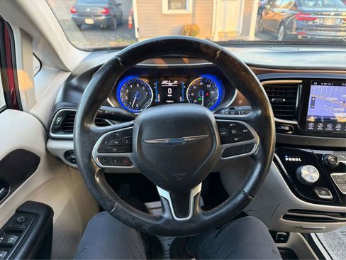 Used 2017 Chrysler Pacifica Touring-L w/ Tire & Wheel Group image 21