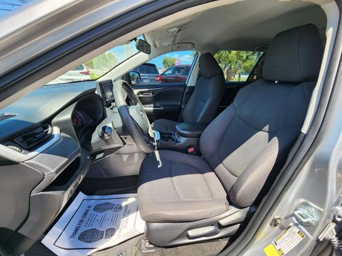 Used 2021 Toyota RAV4 LE image 12