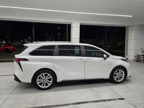 Used 2024 Toyota Sienna Platinum FWD image 8