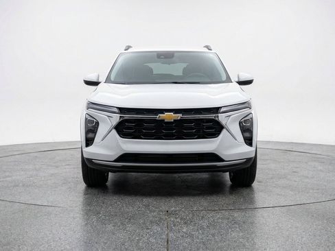 Used 2025 Chevrolet Trax LT w/ LT Convenience Package FWD image 2