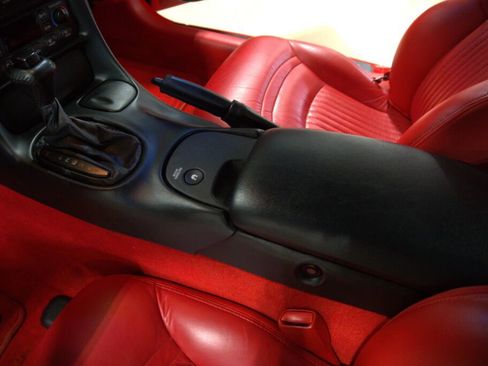 Used 2000 Chevrolet Corvette Coupe w/ Roof Pkg image 40