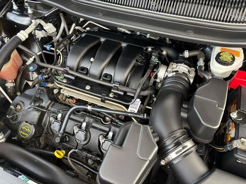 Used 2018 Ford Explorer XLT w/ Equipment Group 202A image 13