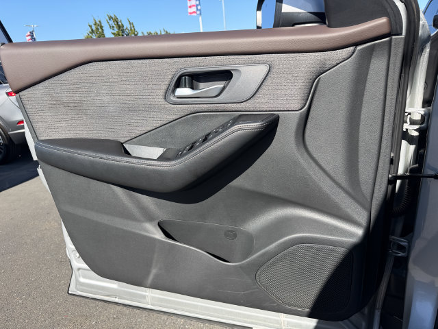 Used 2023 Nissan Rogue SV AWD/4WD image 13