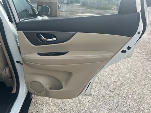 Used 2016 Nissan Rogue S w/ Appearance Package image 11