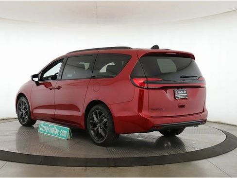 New 2026 Chrysler Pacifica Select w/ S Appearance Package FWD image 8
