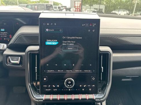 Used 2025 GMC Yukon AT4 w/ AT4 Premium Package AWD/4WD image 21