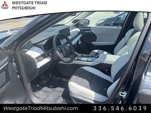 New 2025 Mitsubishi Outlander SE image 6