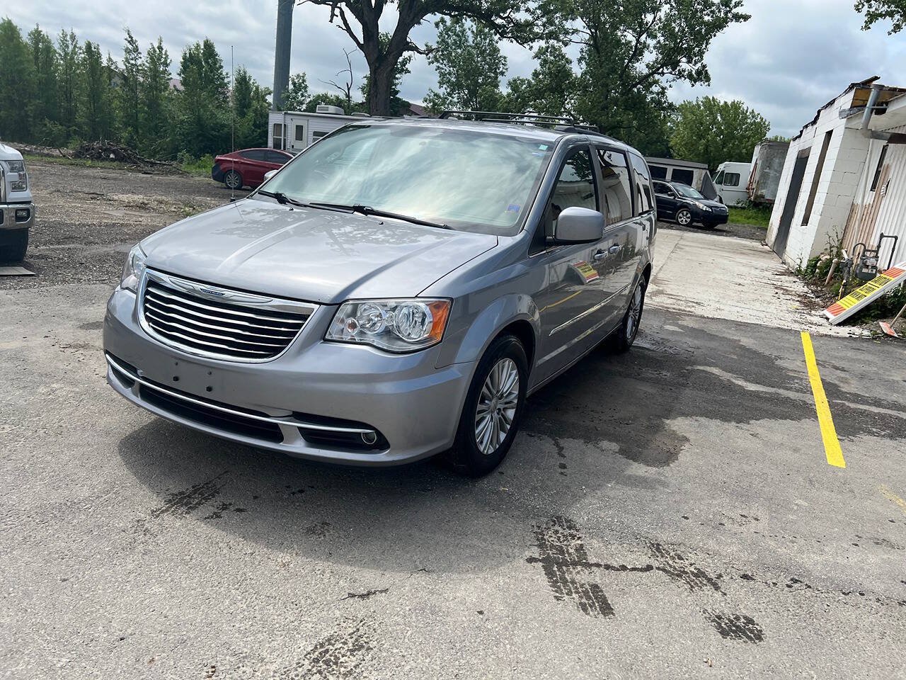 Used 2016 Chrysler Town & Country Touring FWD image 1