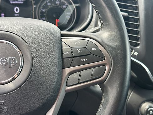 Used 2019 Jeep Cherokee Latitude Plus w/ Comfort/Convenience Group AWD/4WD image 17