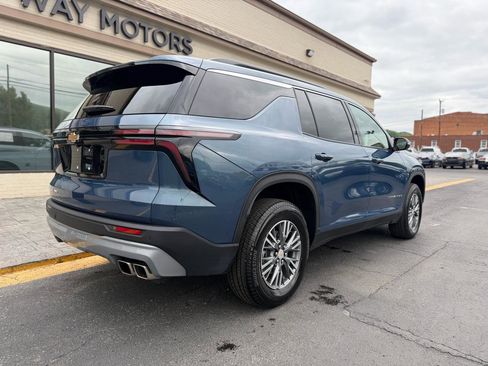 Used 2026 Chevrolet Traverse LT AWD/4WD image 3
