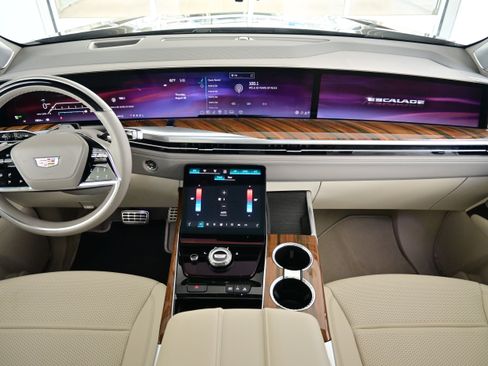 Used 2025 Cadillac Escalade Sport Platinum w/ LPO, ONYX Package image 21