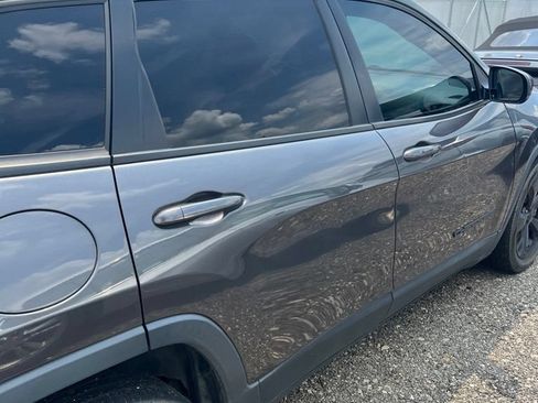 Used 2019 Jeep Cherokee Latitude Plus FWD image 17