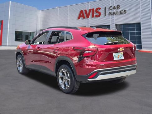 Used 2025 Chevrolet Trax LT w/ LT Convenience Package FWD image 9