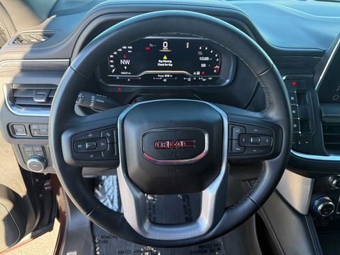 Used 2023 GMC Yukon XL SLT image 17