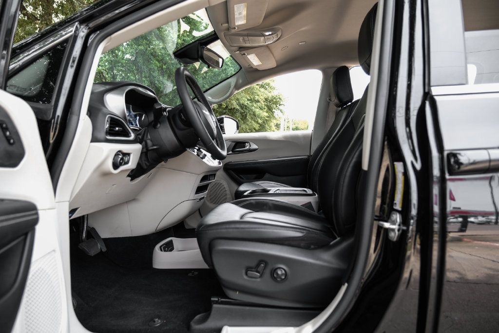 Used 2024 Chrysler Pacifica Touring-L FWD image 45