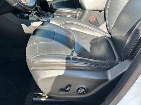 Used 2015 Jeep Cherokee Limited image 27