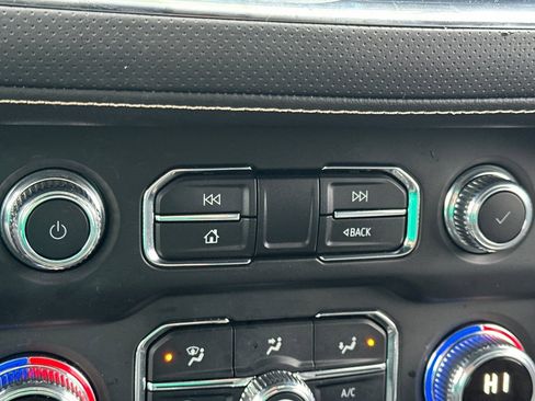 Used 2024 GMC Yukon XL SLT image 30