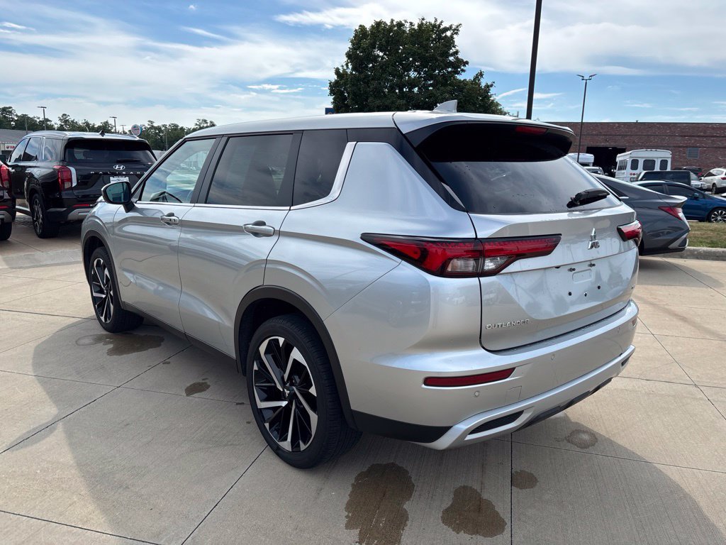 Used 2023 Mitsubishi Outlander SE AWD/4WD image 3