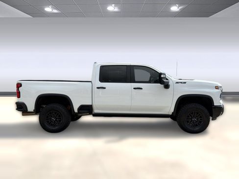 Used 2025 Chevrolet Silverado 2500 ZR2 w/ Technology Package AWD/4WD image 7
