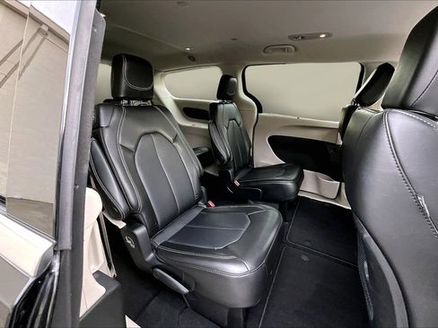 Certified 2024 Chrysler Pacifica Touring-L image 23