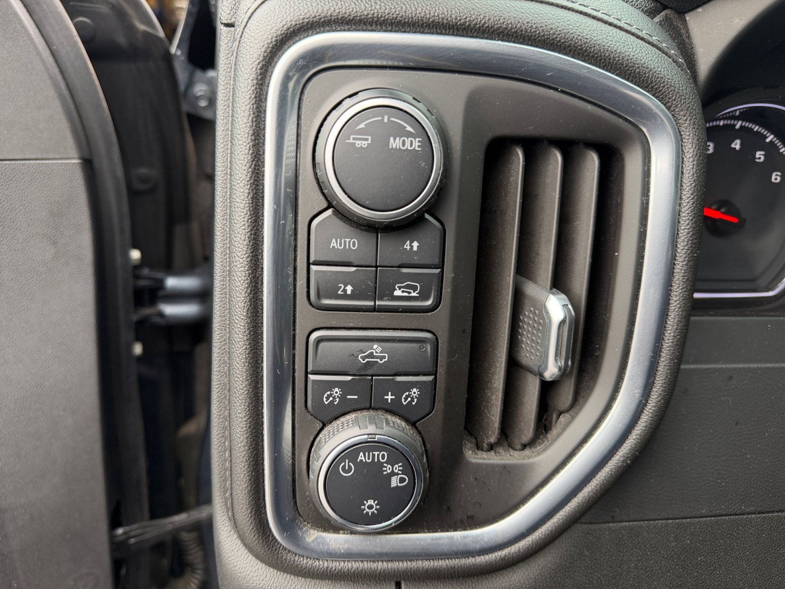 Used 2020 Chevrolet Silverado 1500 LT w/ Fleet Comfort Package AWD/4WD image 24
