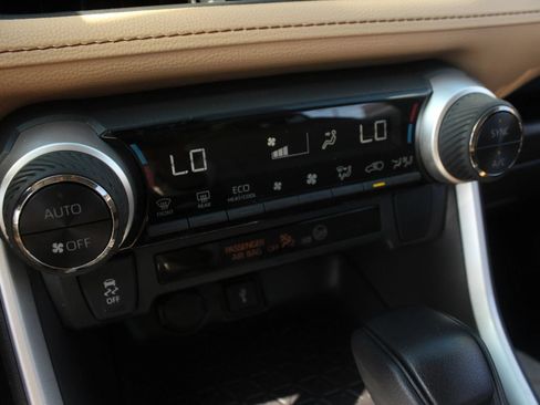 Used 2021 Toyota RAV4 LE AWD/4WD image 28