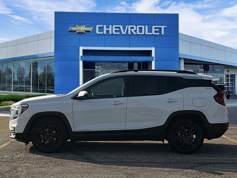 Used 2023 GMC Terrain SLE w/ Driver Convenience Package image 2