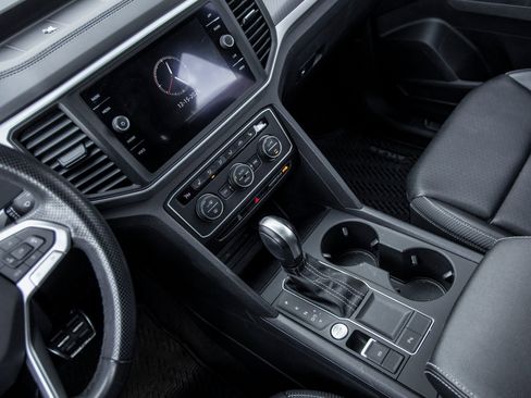 Used 2021 Volkswagen Atlas Cross Sport SE image 32