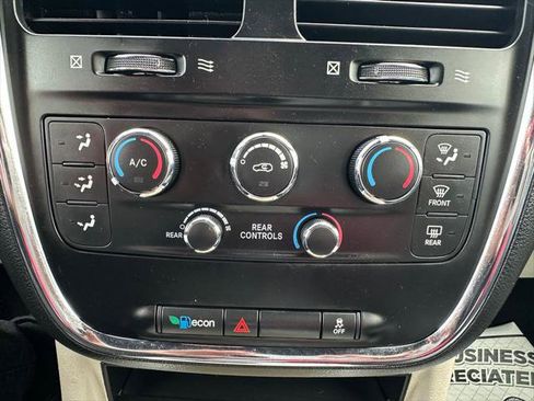 Certified 2019 Dodge Grand Caravan SXT FWD image 7