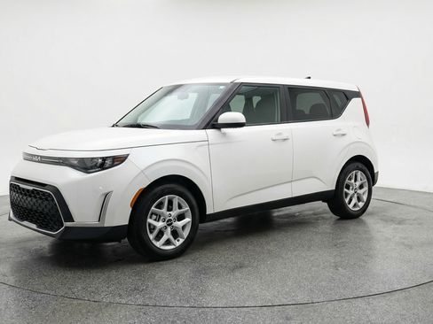 Used 2025 Kia Soul LX w/ LX Technology Package FWD image 3