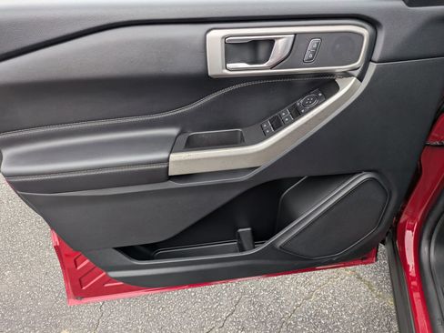 Used 2022 Ford Explorer XLT image 11