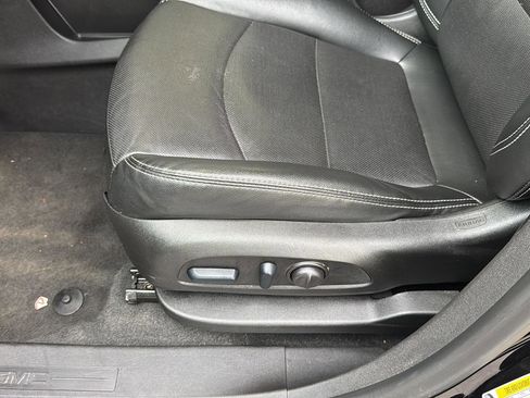 Used 2024 GMC Terrain SLT image 27