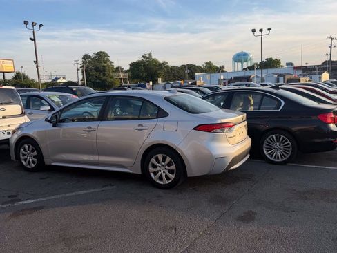 Used 2020 Toyota Corolla LE FWD image 2