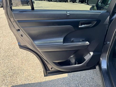 Used 2021 Toyota Highlander XLE AWD/4WD image 18