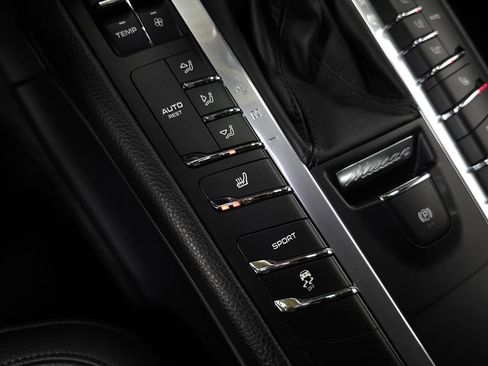 Used 2018 Porsche Macan image 28