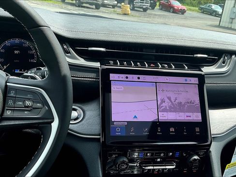 New 2025 Jeep Grand Cherokee Limited w/ Luxury Tech Group II image 7