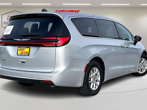 Used 2024 Chrysler Pacifica Touring-L image 7