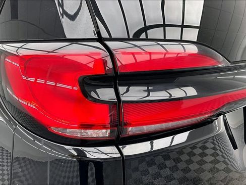 Used 2024 Chrysler Pacifica Touring-L FWD image 31