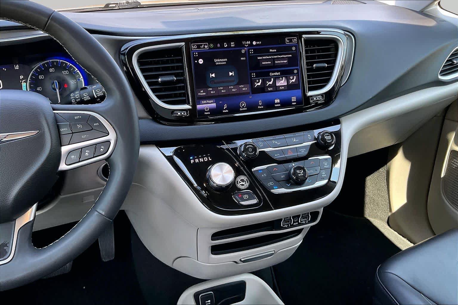 Used 2024 Chrysler Pacifica Touring-L FWD image 6