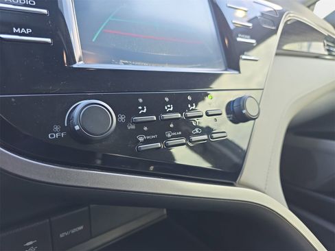 Used 2019 Toyota Camry LE image 23