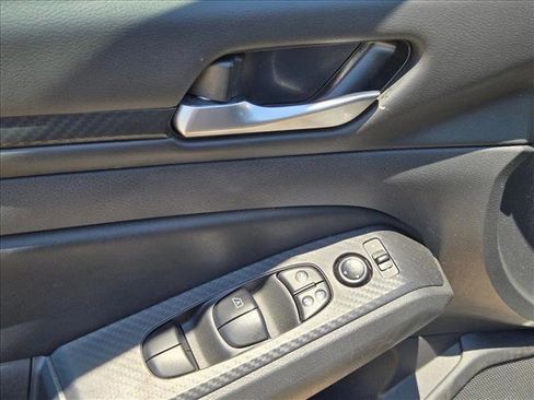Used 2025 Nissan Altima 2.5 SV FWD image 11