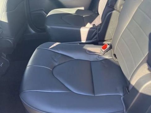 Used 2023 Toyota Highlander XLE image 11