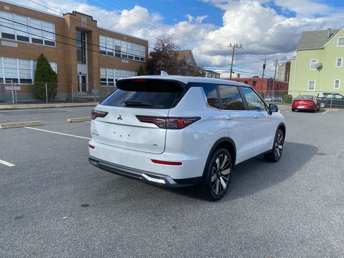 New 2025 Mitsubishi Outlander SE image 5