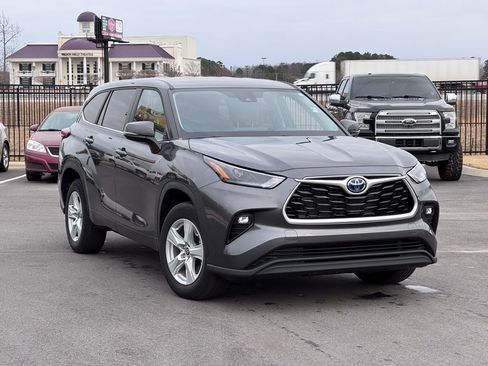 Used 2023 Toyota Highlander LE image 1