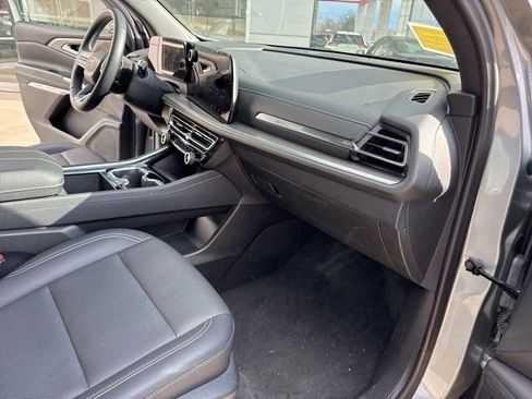 Used 2025 Chevrolet Traverse LT image 36