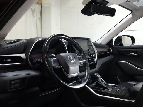 Used 2020 Toyota Highlander XLE AWD/4WD image 13